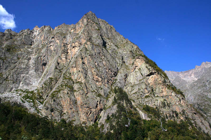 Вертикальная фото гора монах летом цей