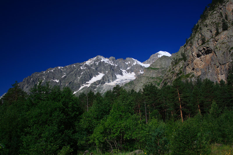 Вертикальная фото гора монах летом цей